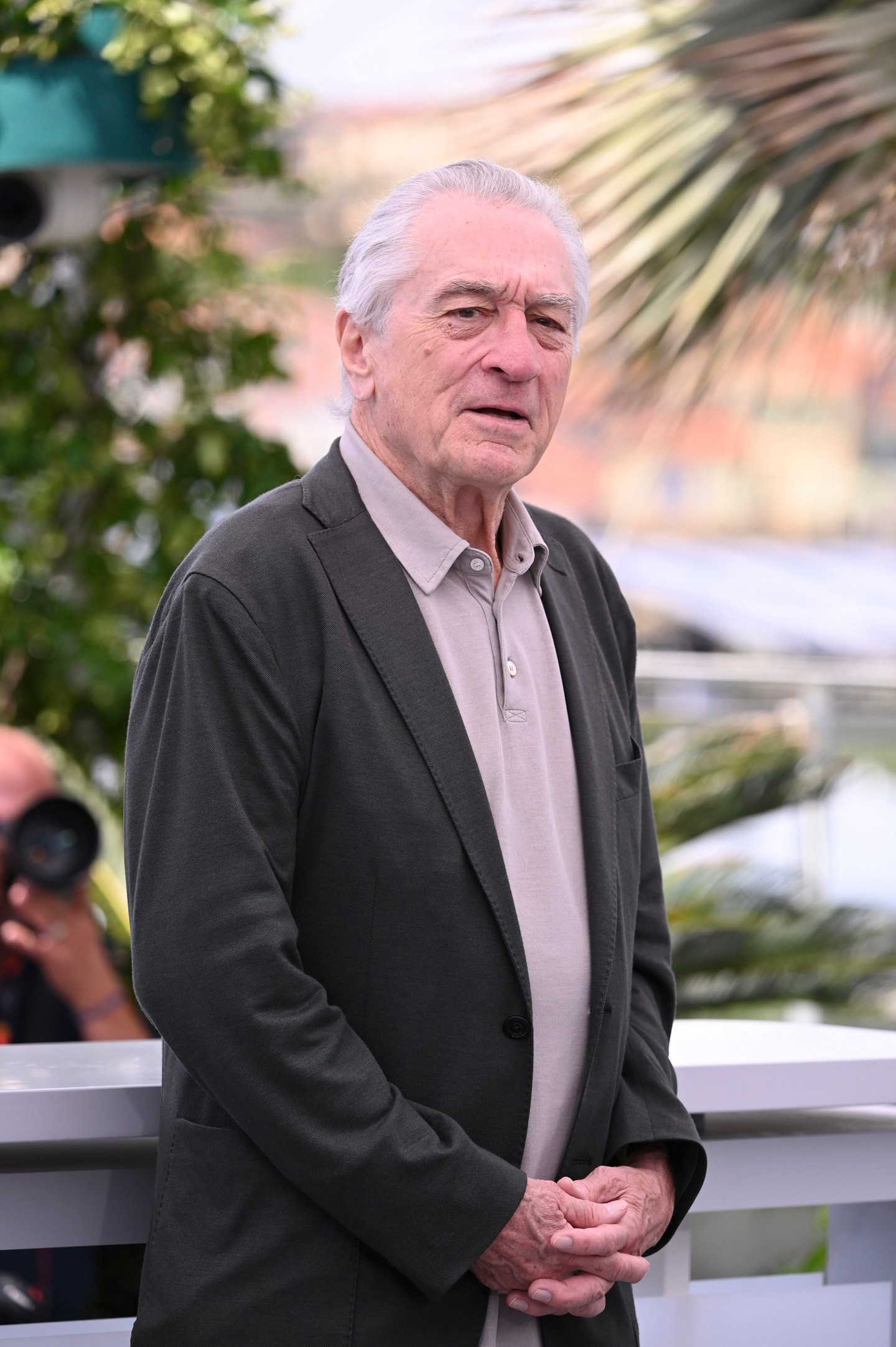 Robert De Niro – 7 gyermek. A kétszeres Oscar-díjas színész hétgyermekes apuka, 2023-ban született meg a legkisebb lánya, Gia. Több kapcsolaton keresztül vált sokgyermekes családapává, és bár aktívan részt vesz a kicsik nevelésében, korábban azt nyilatkozta, hogy a munka oroszlánrészét nem ő végzi.