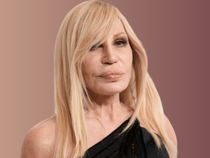 A 70 éves Donatella Versace testhezálló vörös miniruhában érkezett az olimpia megnyitójára