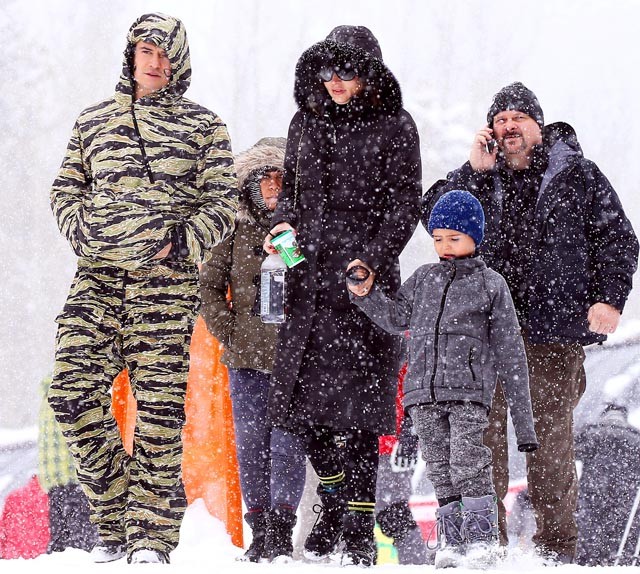 Miranda Kerr és Orlando Bloom a gyerekükkel