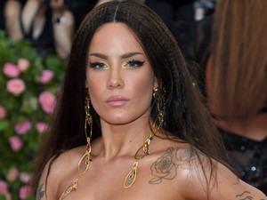 Csak erős idegzetűeknek: Halsey kitörte a lábujját és meg is mutatta