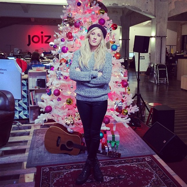 Lehetne boldogabb is Ellie, hisz karácsony van!