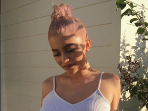 Kylie Jenner H&M sportmelltartóban