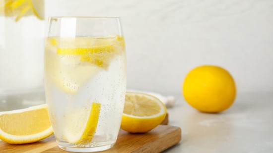 Most akkor jó vagy rossz, ha szénsavas vizet iszunk?