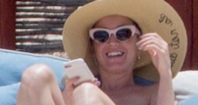 Imádjuk Katy Perry lehetetlen bikinijét