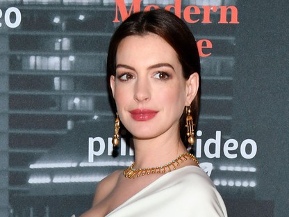 A várandós Anne Hathaway a végzet asszonya és egy földre szállta angyal ebben a szettben