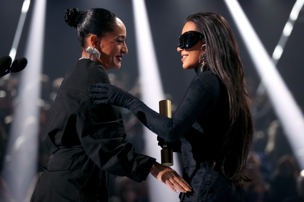 Kim Kardashian lett az év divatikonja, nem fogod elhinni milyen szettben vette át az elismerést