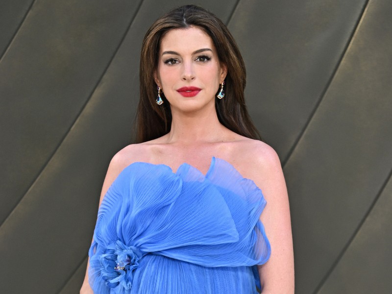 Anne Hathaway rövid hajjal pózol a címlapon, első látásra fel sem ismertük a színésznőt