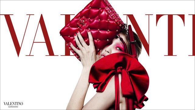 Gigi Hadid szinte felismerhetetlen a Valentino új kampányában