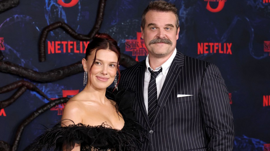 Őszinte vagy sem Millie Bobby Brown és David Harbour testbeszéde? Szakértő válaszolt