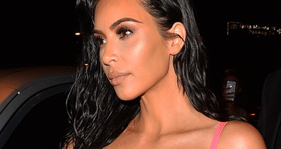 Kim Kardashian ruhája annyira feszül, hogy mindjárt szétreped rajta