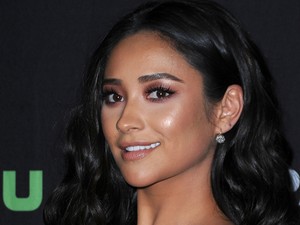 Ejha! Hetykén toplesszezik a Pretty Little Liars sztárja