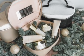 *Egy kis hazai a karácsonyfa alá*Gere Andrea a hetedik generációs villányi borászcsalád tagja az öt kozmetikumból álló GRAPELOVE termékcsaládot három év svájci fejlesztés és gyártatás után vezette be a hazai piacra. Andrea az egy éves évforduló alkalmából egy különleges együttműködést álmodott meg Buzás Zsófival, a Sophie by Chance táskamárka tervezőjével és limitált, kézzel készült prémium GRAPELOVE neszesszerekkel teszik kényelmesebbé az arcápolók szállítását. A limitált kézzel készült kozmetikai táska három színben érhető el: púder, fekete és arany. A GRAPELOVE öt termékből álló termékcsaládot és a neszesszert külön-külön is beszerezheted!GRAPELOVE bőrápoló szett + Sophie by Chance neszesszer ANDREA GERE SKIN CARE 158600 FtItt keresd: www.andreagere.com és www.sophiebychance.com