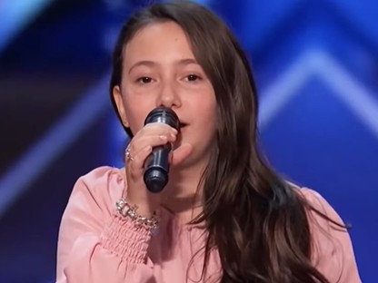 Állva tapsolt a zsűri: a 10 éves kislány úgy elénekelte a Shallow-t, mint Lady Gaga