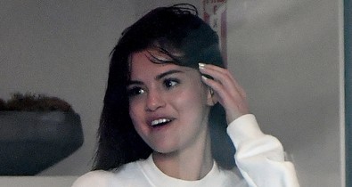 Selena Gomez olyan retró pólót húzott, hogy egyből a nosztalgiavonaton találod magad