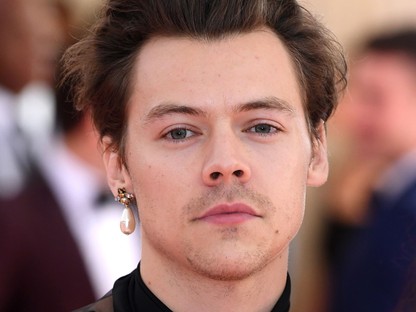 Harry Styles új frizuráját egy rajongójának az édesapja szúrta ki először