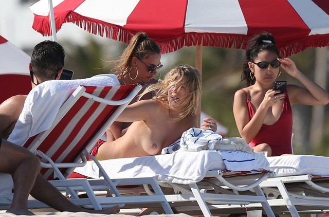 Toni Garrn topless napozik