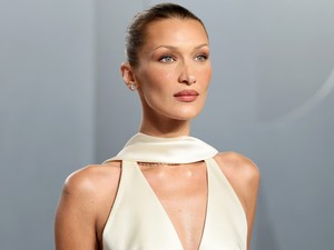 Bella Hadid nem sokat bízott a képzeletre, csupán flitterek takarják a modell testét friss fotóin