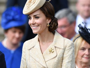 Kate Middleton egy óriási péksüteménnyel a fején