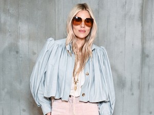 A 43 éves Siena Miller babát vár, meztelenruhában mutatta meg gömbölyödő pocakját