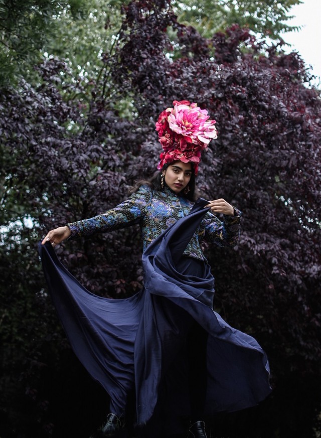 Meglátod ezt a fotósorozatot, és onnantól csak virágos fejdíszeket akarsz majd viselni