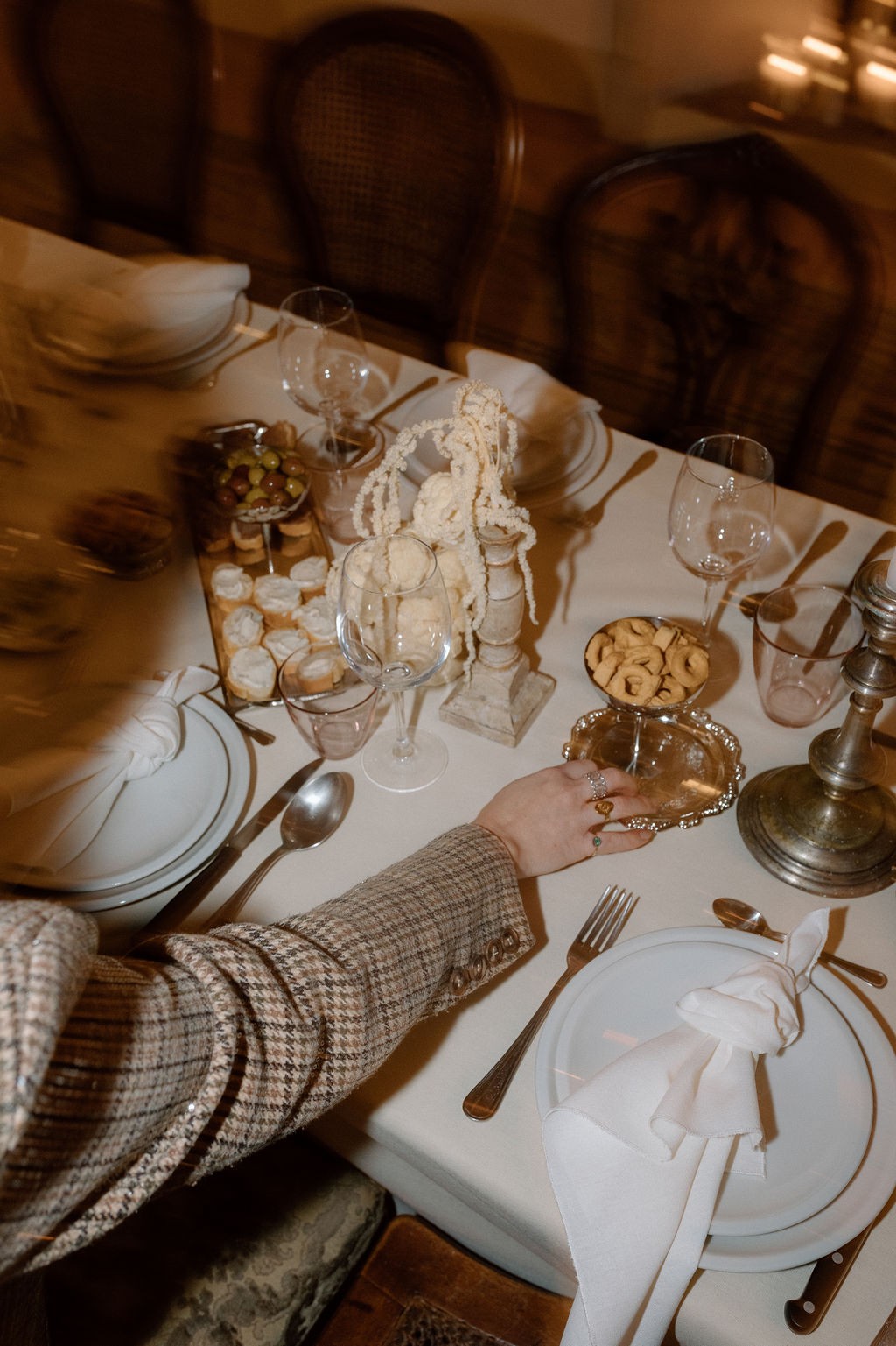 Cselényi Eszter olyan atmoszféra létrehozásán dolgozik, amely abszolút wow-hatást vált majd ki a résztvevőkből | Dekor: @chetreseventdeco