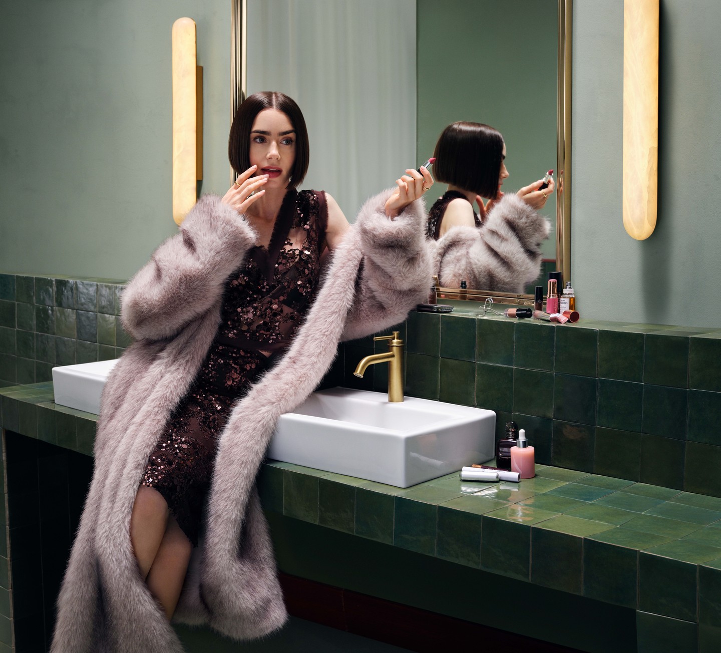 Lily Collins a Zalando 2026-os őszi-téli „Inner Voices” divatkampányában az egyéni stílus, az önkifejezés és a magabiztos öltözködés fontosságára hívja fel a figyelmet