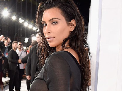 Káprázik a szemünk? Ők itt Kim Kardashian klónjai