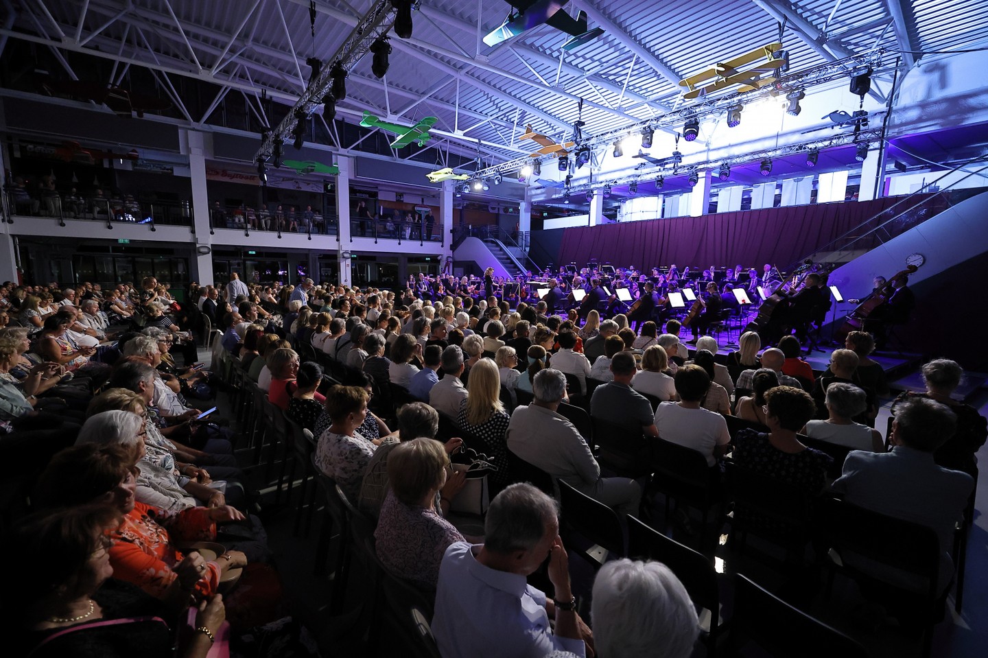Közel hatszáz néző előtt muzsikált a Győri Filharmonikus Zenekar a győri Vásárcsarnokban fotó: MekliZ Fotóstúdió 