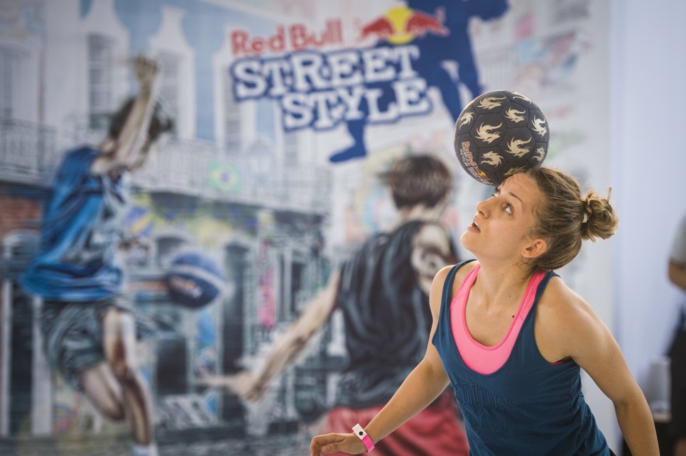 A lány, aki a freestyle fociban tört csúcsra: Szász Kitti négyszeres világbajnok