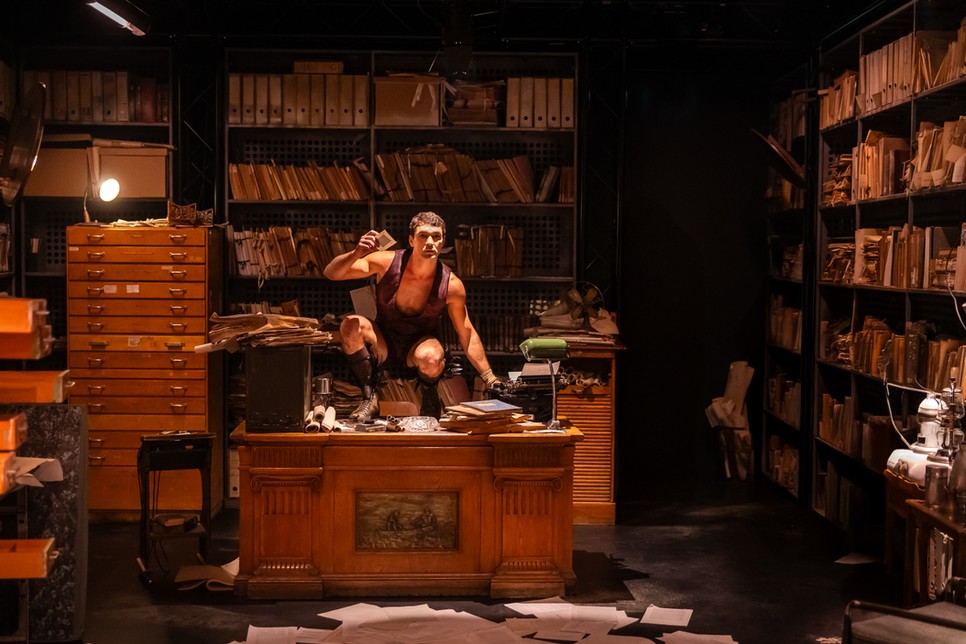 Minden szoba új világ: rozsdás konténerváros, isteni szentélyek, kémiai labor és fülledt bár között bolyong a néző