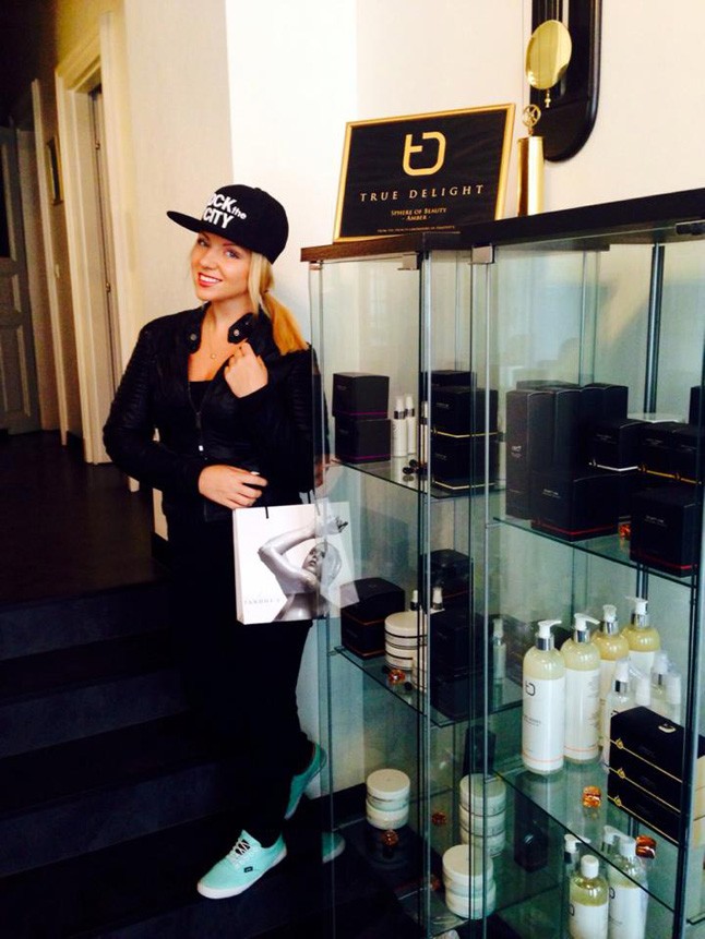 Tolvai Reni remek megoldást talált a szőrtelenítésre