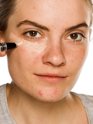 A vastag rétegben felvitt korrektor éveket öregíthet a bőrön. 