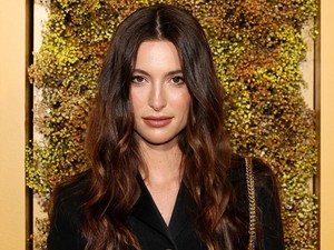 Ilyen gyönyörű volt Steve Jobs lánya az esküvőjén: a csipkés Givenchy ruha mesésen állt a menyasszonyon