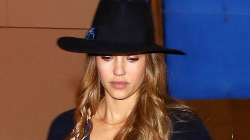 Jessia Alba vicces kezeslábasban rejtegeti a kerekedő pocakját