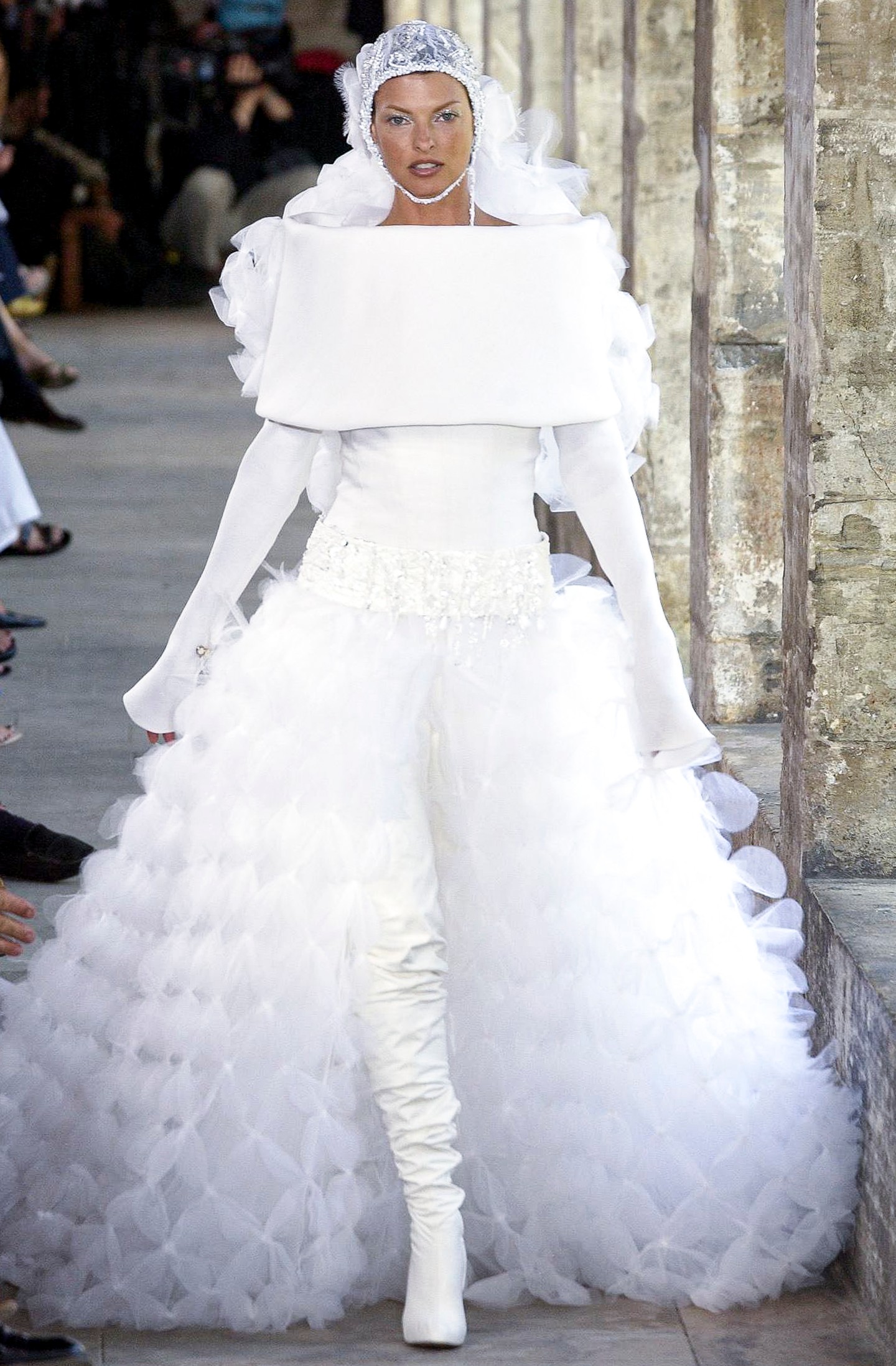  Linda, mint Chanel menyasszony (2003)