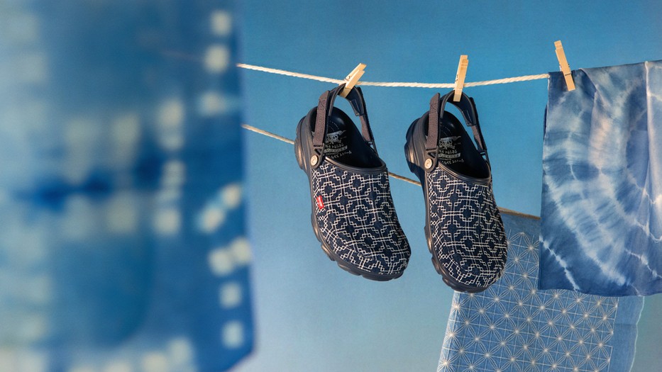A Levi's  X Crocs kollaboráció hárpm különleges papucsot jelent