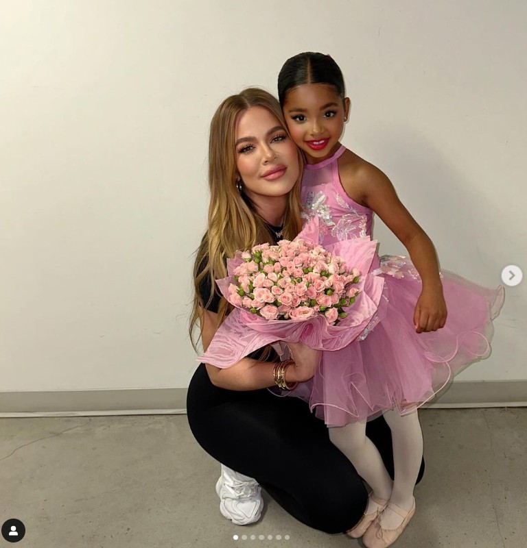 Khloé Kardashian kislánya sminkben pózol az anyukájával