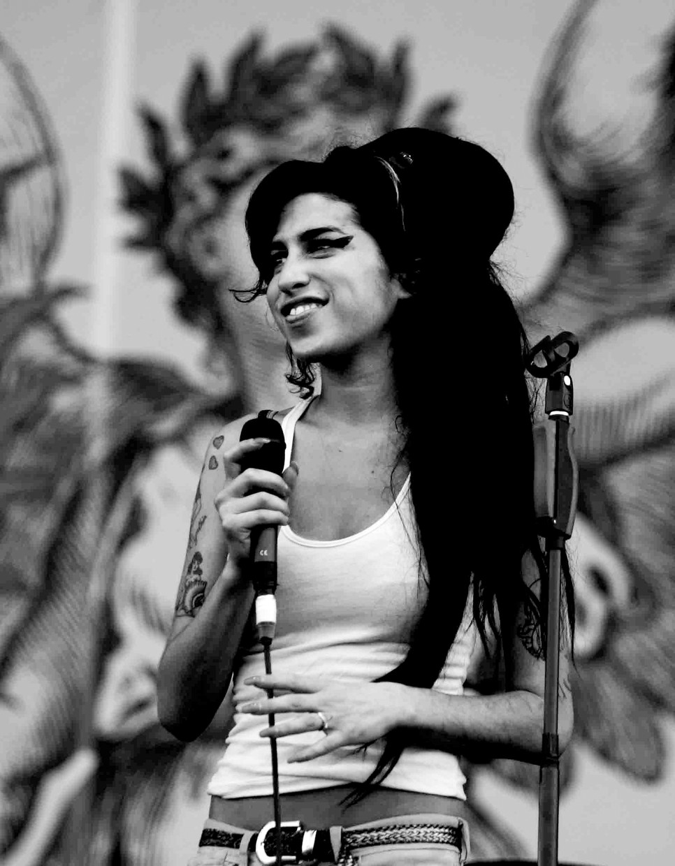 A 27 évesen elhunyt Amy Winehouse már életében is a világhírnév felé tört, de csak a tragédia után lett hihetetlenül népszerű