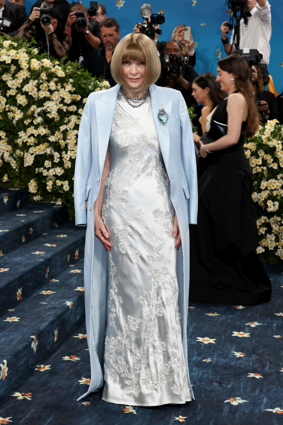 Anna Wintour, a Met-gála társelnöke a 2025-ös „Superfine: Tailoring Black Style” tematikájú Met-gálán, a New York-i Metropolitan Művészeti Múzeumban