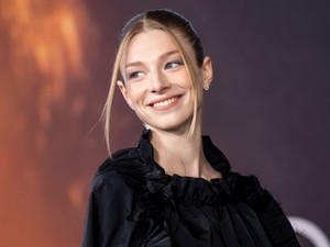 Hunter Schafer melleit egy szál toll fedte a Vanity Fair Oscar-partiján