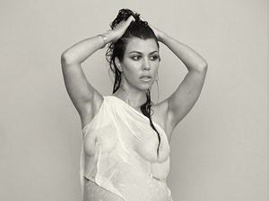 Kourtney Kardashian terhes pocakkal meztelenül pózolt