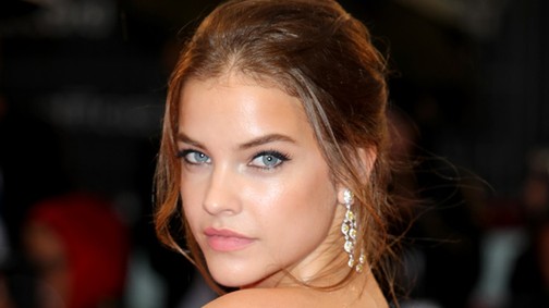 Szuperelegáns volt Palvin Barbi Lady Gaga filmjének premierjén