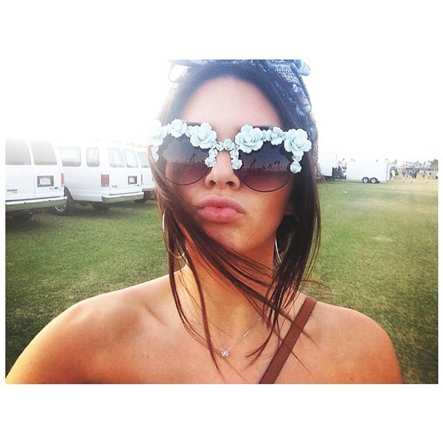 Imádjuk Kendall Jenner virágos napszemüvegét.