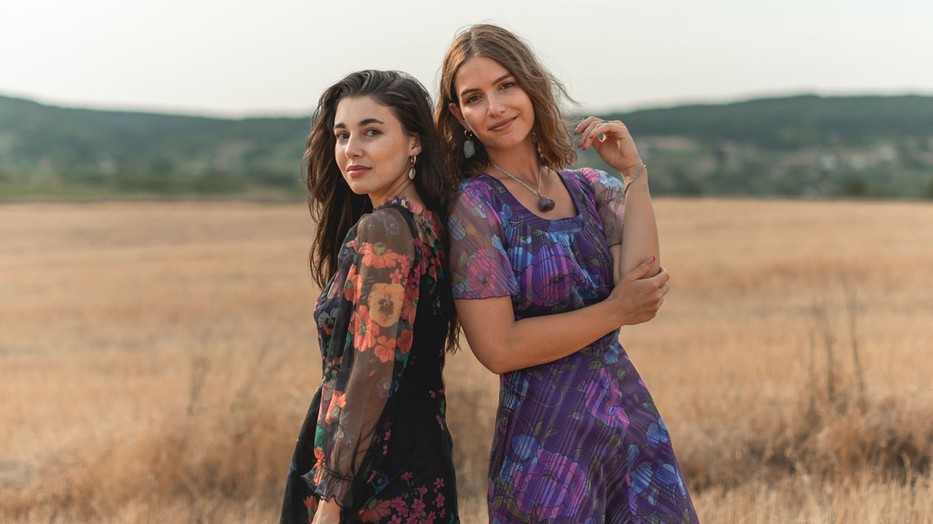  A Vénusz Projekt alapítói, Solti Hanna és Rutai Lili - Fotó: Fejér Bernadett, Ruha: Szerkó