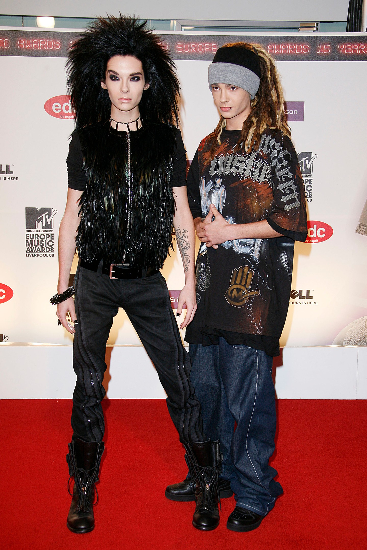 2008-ban ikertestvérével, Tommal együtt pózoltak a kameráknak az MTV Europe Music Awards vörös szőnyegén. Egyedi stílusuknak köszönhetően hamar magukra vonzották a tekinteteket. 