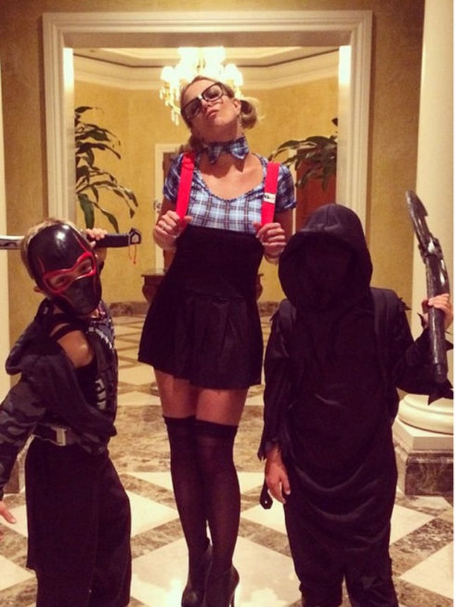 Britney Spears iskoláslányként a fiaival.