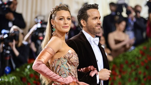 Blake Lively a szemünk előtt változott át a vörös szőnyegen a Met gálán
