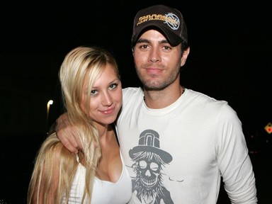 Anna Kournikova megmutatta babapocakját, tündéri családi fotón pózol Enrique Iglesias felesége