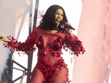 Cardi B hozzávágta a mikrofonját egy rajongóhoz, nyomós oka volt rá