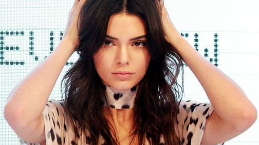 Kendall Jenner, Selena Gomez és Ashley Tisdale is ugyanazt az átlátszó felső hordja!